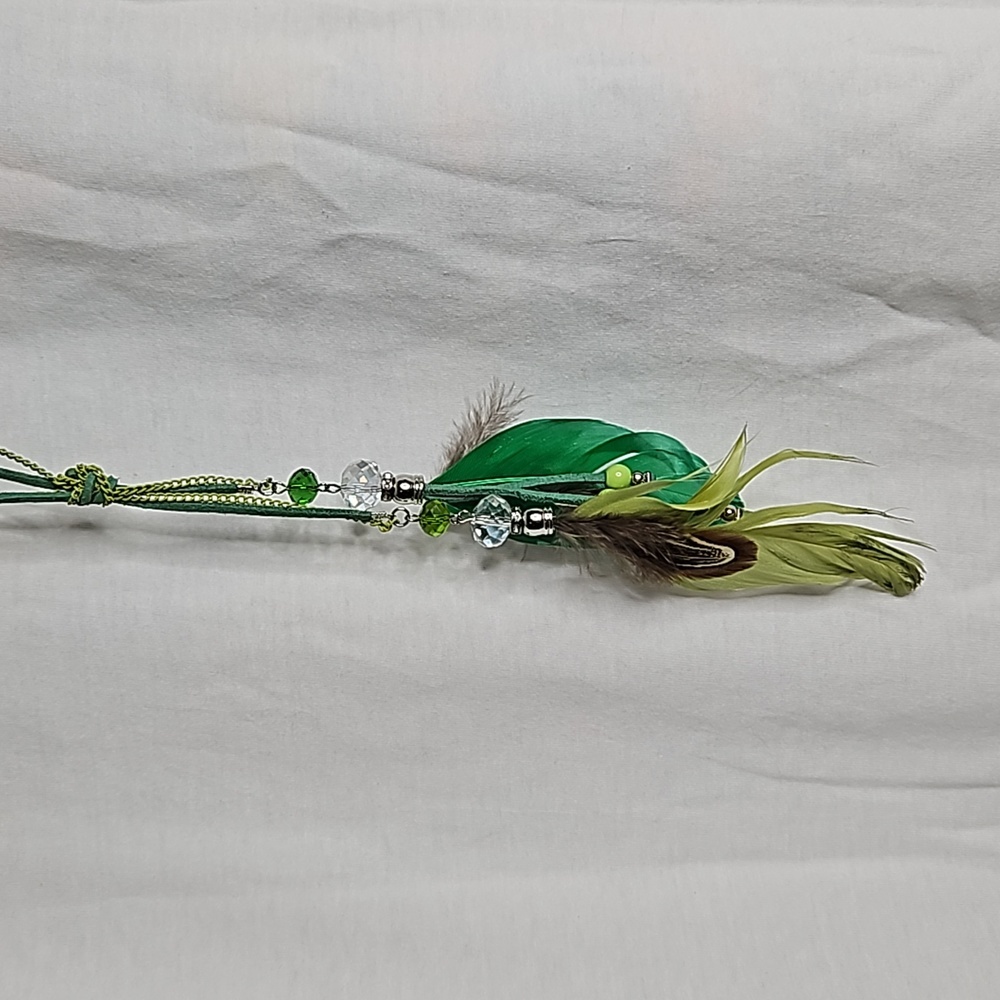 Feather necklace in green